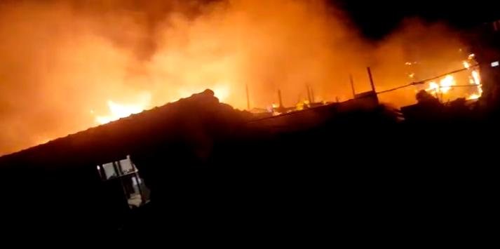 13 casas de madeira foram consumidas pelas chamas após um incêndio atingir comunidade incêndio no México 70 - Reprodução