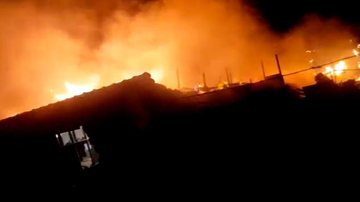 13 casas de madeira foram consumidas pelas chamas após um incêndio atingir comunidade incêndio no México 70 - Reprodução