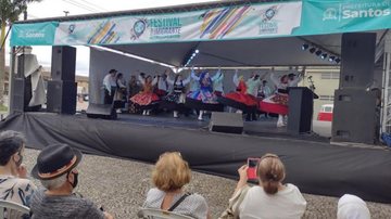 Um palco montado na rua São Bento receberá as apresentações musicais Festival do Imigrante acontece este fim de semana no Centro Histórico de Santos Apresentação folclórica portuguesa em palco do Festival do Imigrante - Prefeitura de Santos