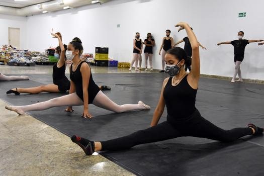 No Polo Cultural Tupi, os alunos podem participar de aulas de violão, musicalização e balé clássico Balé Crianças dançando balé - Divulgação/Jairo Marques
