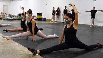 No Polo Cultural Tupi, os alunos podem participar de aulas de violão, musicalização e balé clássico Balé Crianças dançando balé - Divulgação/Jairo Marques