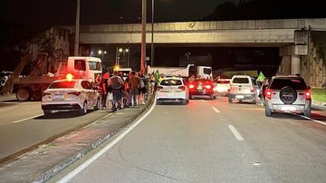 Manifestação começou na noite de segunda-feira (31) no km 82 da rodovia, em Caraguá, próximo ao acesso do túnel Protesto de caminhoneiros ocorre na Rodovia dos Tamoios manfestacao - Foto: Divulgação/Redes Sociais