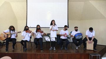 Apresentação musical dos alunos do Projeto Semeando Música, da Escola Municipal Gladston Jafet, acontecerá às 18h no término do evento Apresentação musical de alunos Alunos em uma banda - Reprodução