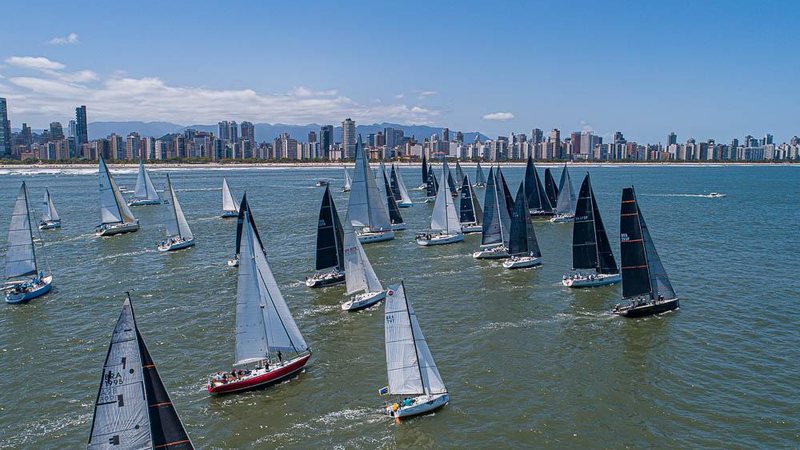 O público em geral pode conferir as manobras no Píer dos Pescadores Vela Vários barcos à vela no mar de Guarujá - Reprodução