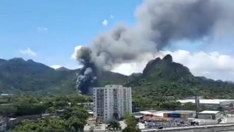 Ainda não informações se há feridos Projac é atingido por incêndio na tarde desta sexta-feira (18) Incêndio no Projac - Reprodução/Twitter