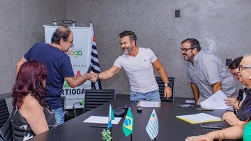 Os documentos proporcionam segurança jurídica aos proprietários e valorização dos imóveis. Prefeito de Bertioga Prefeito em reunião para a entraga das propriedades - Divulgação/Prefeitura de Bertioga