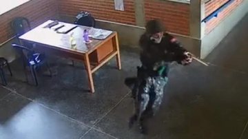 Adolescente invadiu duas escolas e atirou contra estudantes e professores Atirador na escola Jovem com uma arma na mão dentro de uma escola - Divulgação