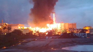 As chamas atingiram uma torre de resfriamento de sua Unidade 3 instalada em Cubatão Incêndio Incêndio em uma empresa - Reprodução