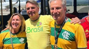 Ângela Landim foi criticada por compartilhar uma publicação xenofóbica Jair Bolsonaro com apoiadores Três pessoas, dois homens e uma mulher, abraçadas e com camiseta do Brasil - Reprodução