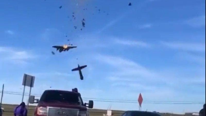 Momento da colisão Choque de aviões no ar causa explosão e deixa 6 mortos nos EUA; vídeo Aviões se chocando no ar - Imagem: Reprodução / AeroMagazine