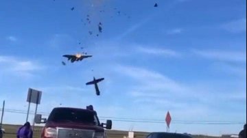 Momento da colisão Choque de aviões no ar causa explosão e deixa 6 mortos nos EUA; vídeo Aviões se chocando no ar - Imagem: Reprodução / AeroMagazine