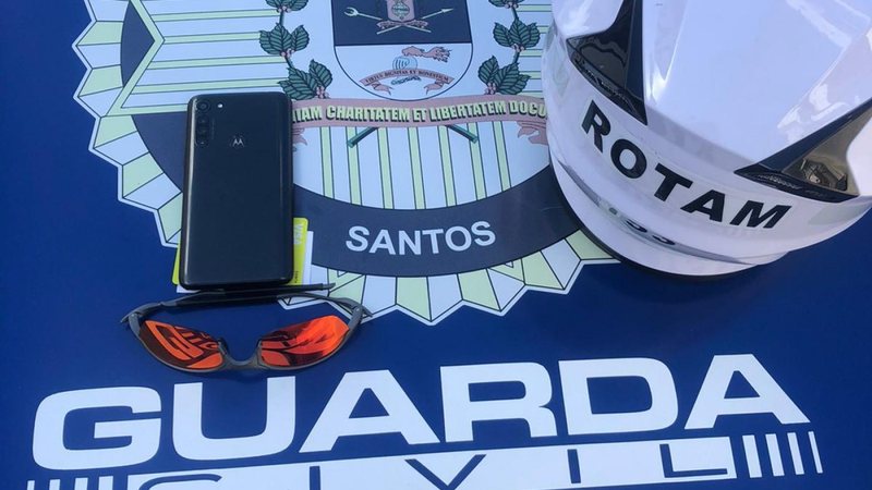 Identificação do suspeito ocorreu avenida Presidente Wilson, no bairro do Gonzaga Homem é preso por receptação de celular pela GCM de Santos Celular recuperado em cima de capô de viatura da GCM de Santos - Divulgação/Prefeitura de Santos