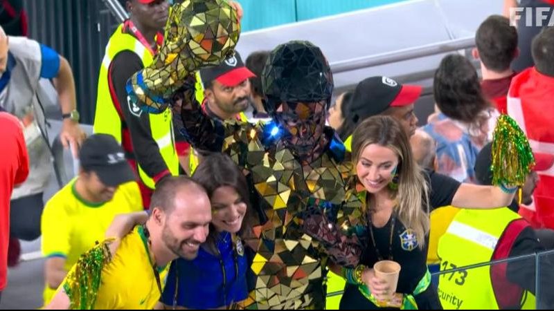 Eduardo Bolsonaro foi flagrado pelas câmeras da Fifa em momento de descontração com a esposa e amigos no Catar, durante a Copa do Mundo de 2022 Eduardo Bolsonaro Homem ao lado de amigos, mulheres e homens, em comemoração no Catar (com a camiseta do Brasil) - Reprodução Fifa+