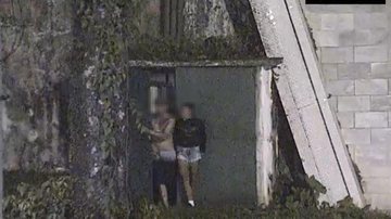 Nas imagens, é possível visualizar a mulher dando cobertura ao delito, enquanto o  homem executa o furto dentro da caixa de força Furto a fios em santos Homem e mulher furtando cabos - Divulgação/Prefeitura de Santos