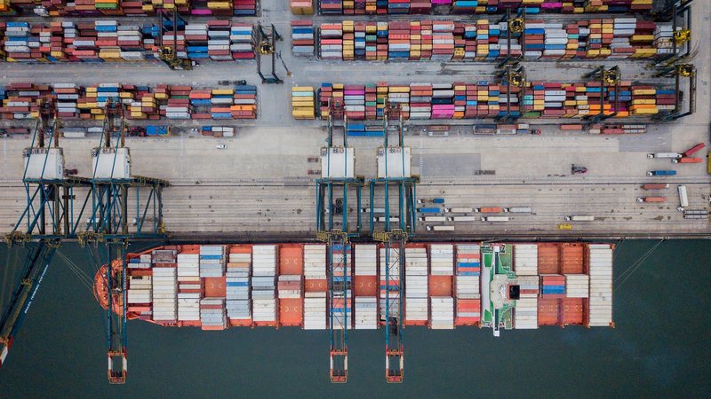 O Porto de Santos é o principal porto brasileiro em valores de carga movimentadas PORTO DE SANTOS Navio carregado de containeres - Santos Port Authority (SPA)