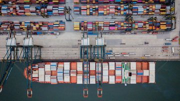 O Porto de Santos é o principal porto brasileiro em valores de carga movimentadas PORTO DE SANTOS Navio carregado de containeres - Santos Port Authority (SPA)