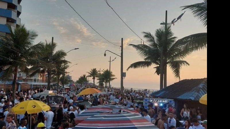 O baile atravessa a madrugada e incomoda vizinhança Pancadão Mongaguá dia Centenas de pessoas aglomeradas - Instagram