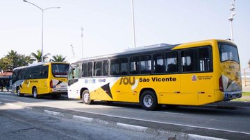 basta os usuários apresentarem o cartão transporte São Vicente terá transporte gratuito no domingo (30) de eleições Ônibus amarelo da empresa SOU - Divulgação/Prefeitura de São Vicente