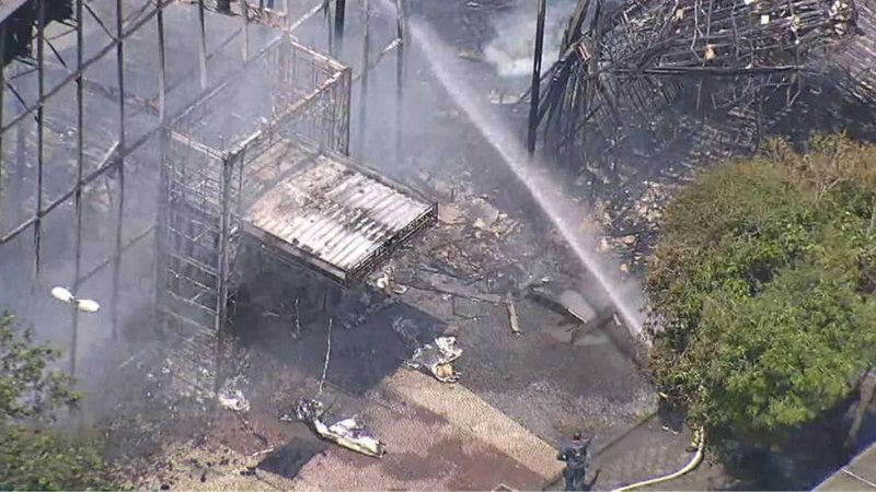 Brigada de incêndio da Globo e Corpo de Bombeiros debelaram as chamas Veja qual cenário do Projac foi atingido por incêndio Rescaldo do incêndio no Projac, da Rede Globo - Reprodução/TV Globo