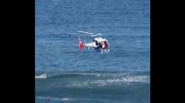 Helicóptero da Polícia Militar durante resgate em Mongaguá Quatro morrem afogados e mais de 100 são resgatados do mar no litoral de SP durante fim de semana - Imagem: Reprodução