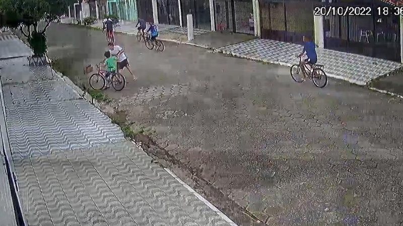 Meliante o empurrou e fez com que caísse sobre a bicicleta Gangue da bicicleta tenta roubar bicicleta das mãos de uma criança em Praia Grande Homem tentando pegar a bicicleta da criança - Reprodução