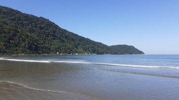 Será que a praia que você pretende ir está com bandeira verde? Confira a balneabilidade das praias da Baixada Santista neste feriadão Ponta de Itaipu, vista da praia do Canto do Forte, em Praia Grande, em dia de sol - Esther Zancan