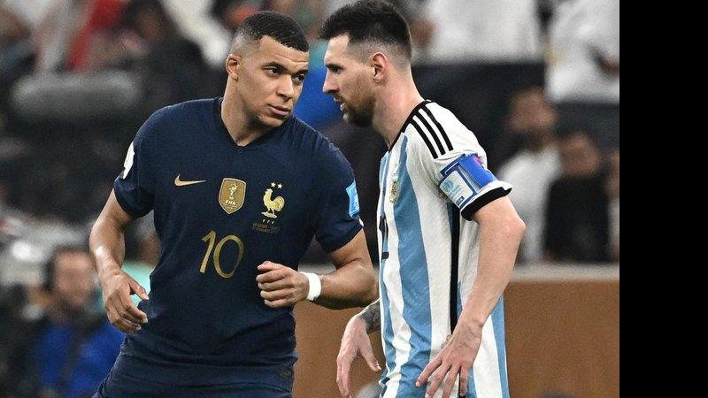 No embate entre Mbappé e Messi, o francês ficou com a artilharia e o argentino com a taça de campeão Confira a lista dos artilheiros da Copa do Mundo do Catar Mbappé e Messi na final da Copa do Catar - Anne-Christine POUJOULAT / AFP