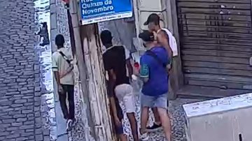 Ao notarem a aproximação dos policiais, um dos suspeitos arremessou um celular em direção a uma valeta Menores são apreendidos após roubo de celular no Centro de Santos Menores infratores circulando pelas ruas do Centro de Santos - Divugação/Prefeitura de Santos