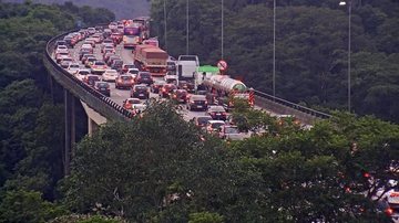 Há excesso de veículos nas rodovias do SAI rumo à capital de São Paulo Sistema Anchieta-Imigrantes Estrada com trânsito congestionado - Reprodução/Ecovias