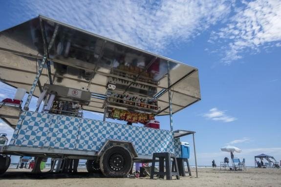 A nova lei complementar estipulada irá regularizar a situação de ambulantes que já ocupam, por motivo justificado, lugar na faixa de areia não previsto na lei anterior Ambulante na praia Carrinho de ambulante na praia - Divulgação