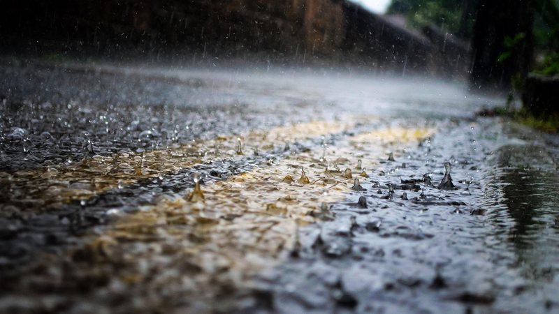 De acordo com o órgão, há previsão de chuvas fortes, seguidas de raios, ventos e granizo Defesa Civil alerta para chuvas fortes nesta quarta-feira (7) em diversas áreas de SP Chuva caindo no asfalto - Pixabay