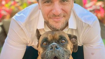 Rodrigo Lombardi compartilhou nesta segunda-feira (7) fotos com seu animal de estimação, Beethoven Rodrigo Lombardi Homem em foto com um cachorro - Reprodução