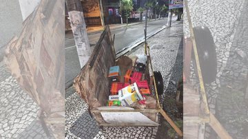 Um total de oito latas de tinta foram recuperadas Santos: homens são presos após tentar levar latas de tinta furtadas dentro de uma carroça Carroça com latas de tinta furtadas - Divulgação/Prefeitura de Santos