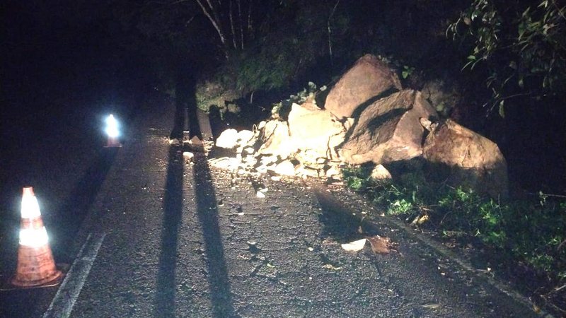 Houve rolamento de rocha no Km 66+500m da rodovia Doutor Manuel Hipólito Rego – SP 55, na região do Rio Escuro Ubatuba está em estado de atenção devido às chuvas Rocha no meio da pista da SP-55, durante a noite - Prefeitura de Ubatuba