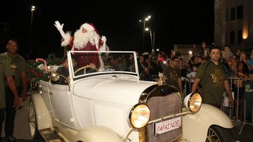 Papai Noel chegou em um carro conversível Parada de Natal em Santos atrai milhares de pessoas Papai Noel em um carro antigo branco e conversível - Prefeitura de Santos