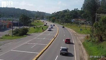Confira a situação da via em tempo real pelas câmeras de monitoramento Tráfego sentido Mogi é intenso na Mogi-Bertioga nesta manhã de feriado Km 59 da rodovia Mogi-Bertioga - DER-SP