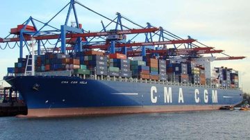 A embarcação tem capacidade de transportar cerca de 10 mil contêineres CMA CGM Vela - Navio de quase 400m atraca no porto de santos CMA CGM Vela atracado em um porto - Divulgação