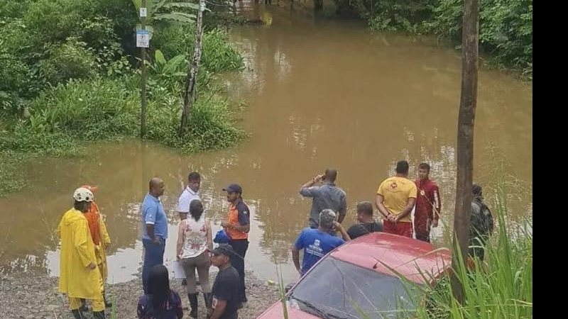 Segundo a Defesa Civil, nas últimas 24h choveu cerca de 81 milímetros, com acumulado de 129mm Criança morre após fortes chuvas e alagamento na costa sul de São Sebastião alagamento - Foto: Divulgação/PMSS