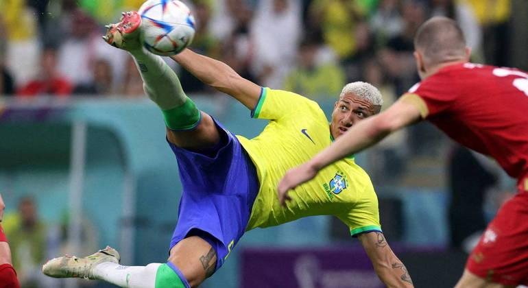 O belo voleio de Richarlison foi o gol mais bonito da Copa do Catar Gol de Richarlison é eleito o mais bonito da Copa do Catar Momento do voleio de Richarlison no gol eleito o mais bonito da Copa do Catar - Amanda Perobelli/Reuters