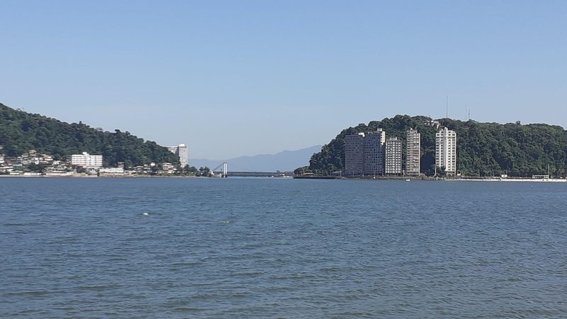 Baía de São Vicente com Ponte Pênsil ao fundo Olá! Fique por dentro do que é notícia nesta quinta-feira (20) Baía de São Vicente com Ponte Pênsil ao fundo, em dia ensolarado - Esther Zancan