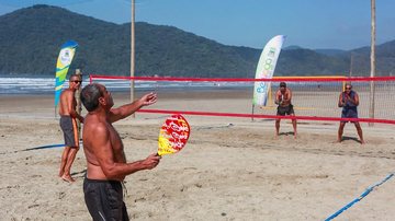 Para agitar ainda mais o evento, as atrações musicais misturam artistas locais e convidados Bertioga terá Circuito Pé Na Areia Pessoas jogando beach tênis na praia - Divulgação/Prefeitura de Bertioga