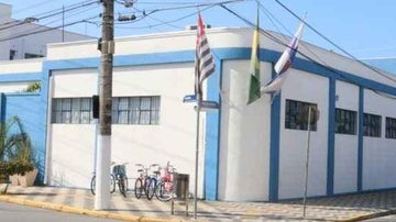 Prédio da prefeitura de Caraguatatuba Caraguatatuba convoca estagiários aprovados em seleção Prédio branco com detalhes em azul - Imagem: Reprodução / Prefeitura de Caraguatatuba