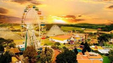 Parque fica aberto das 11h às 20h30 em Vinhedo, São Paulo Hopi Hari Hopi Hari com montanha-russa e roda-gigante - Reprodução
