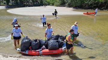 Foram coletados lixo dos mais variados tipos e tamanhos Mais de uma tonelada de lixo é retirada de rio no Litoral Norte de SP Voluntários retiram lixo do rio Tabatinga - Divulgação/Prefeitura de Ubatuba