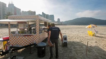 Fiscalização na praia de Praia Grande, litoral de São Paulo Ambulante na praia de PG Ambulante, carrinho de praia, em Praia Grande - Divulgação