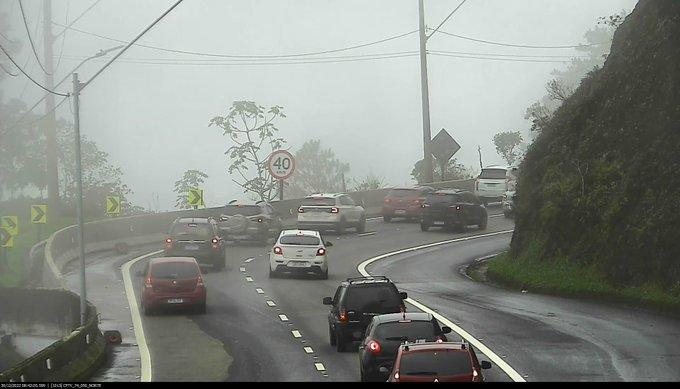 Descida de serra via Tamoios na manhã desta sexta (30) Rodovia dos Tamoios tem trânsito intenso no sentido litoral norte de SP - Imagem: Divulgação / Tamoios