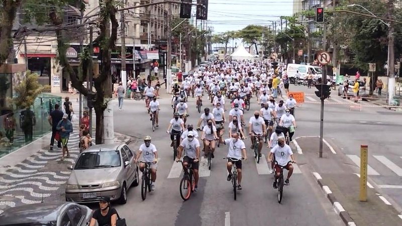 Passeio acontece dia 15 de novembro, com saída da avenida Conselheiro Nébias Inscrições para passeio ciclístico do Festival Geek de Santos começam nesta quinta (10) Pessoas pedalando na avenida Conselheiro Nébias - Prefeitura de Santos