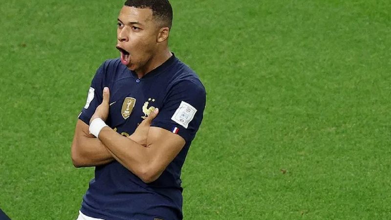 Mbappé comemorando um dos dois gols que fez em jogo contra a Polônia Mbappé Jogador comemorou o gol com a camiseta da Seleção Francesa - Divulgação