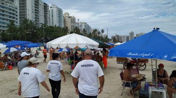 Para agilizar as ações, a Prefeitura de Guarujá modernizou o trabalho da Fiscalização Municipal. Desde 2019, os antigos talonários de papel para notificação foram substituídos por tablets. Fiscalização praia Guarujá Fiscais na praia - Divulgação/PMG