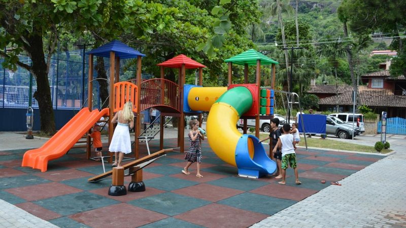 Equipamentos foram adquiridos pela administração pública há cerca de 45 dias, pois são feitos sobre medida Ilhabela instala novas academias ao ar livre e playgrounds parquinho - Foto: PMI